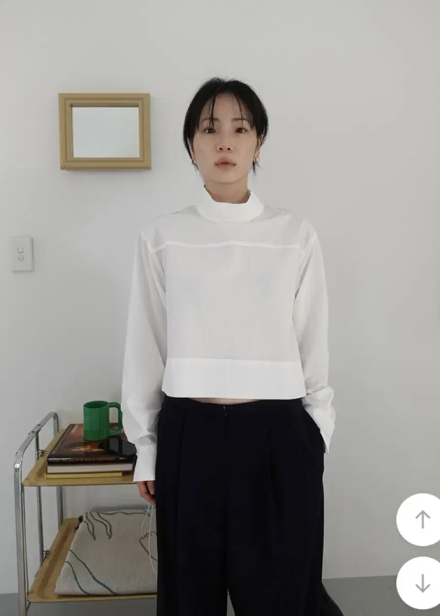 [새상품] 모크(m.o.k) button cropped blouse